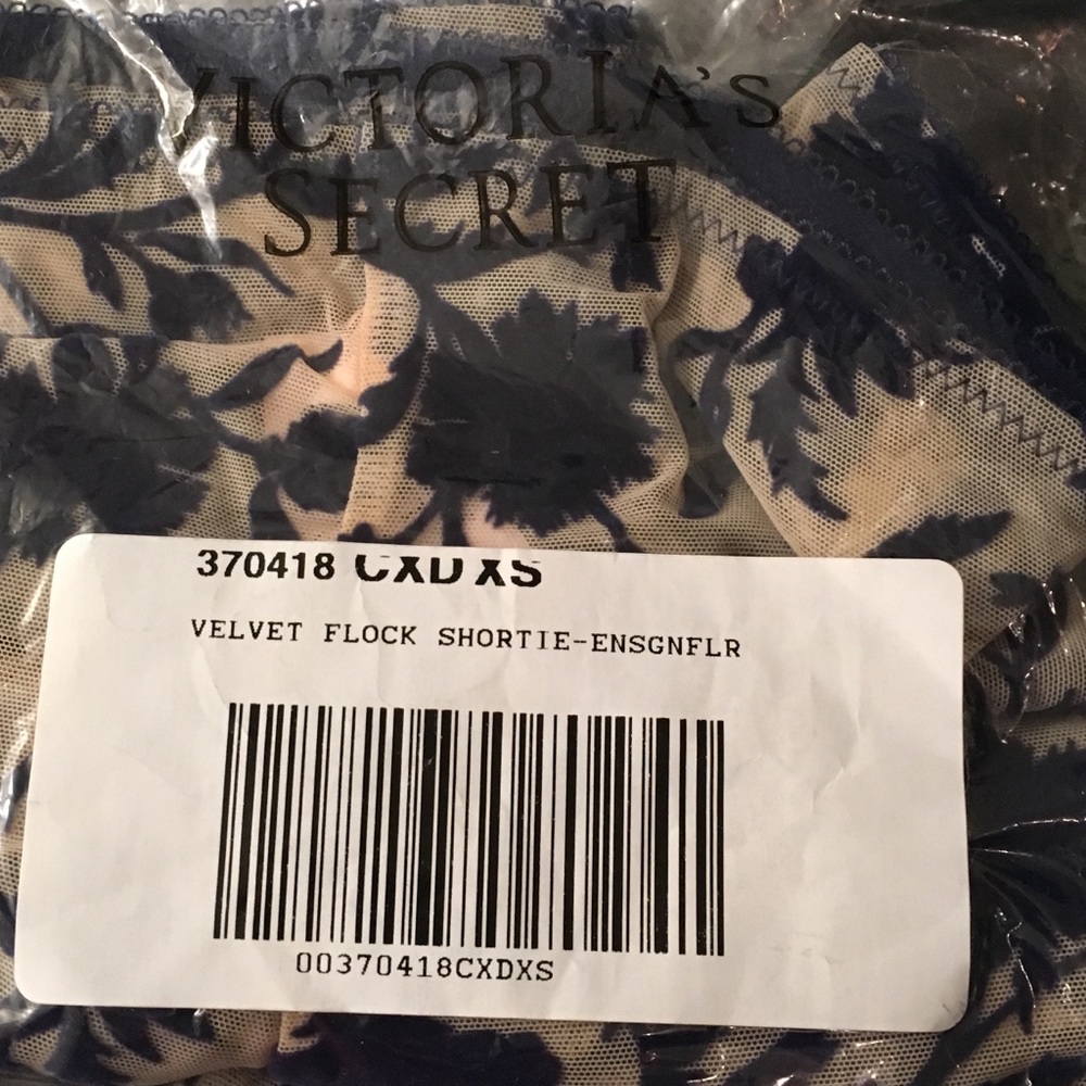 Victoria’s Secret Velvet Floral Shortie NWT - Picture 10 of 10